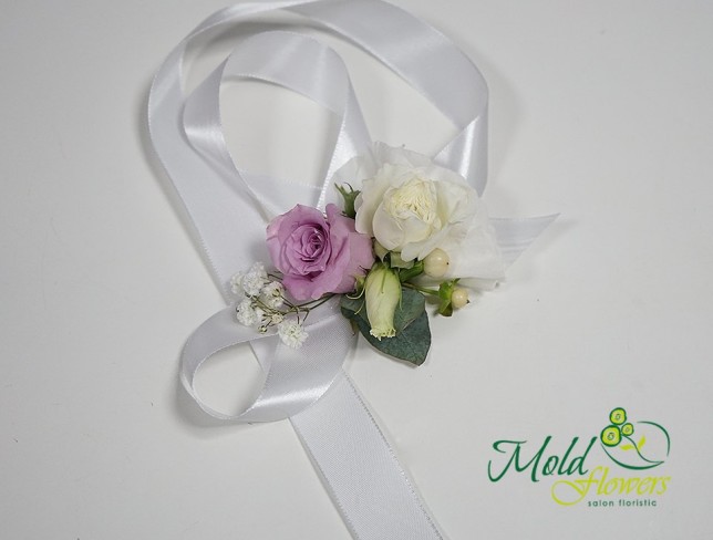 Bracelet with white eustoma and violet rose photo